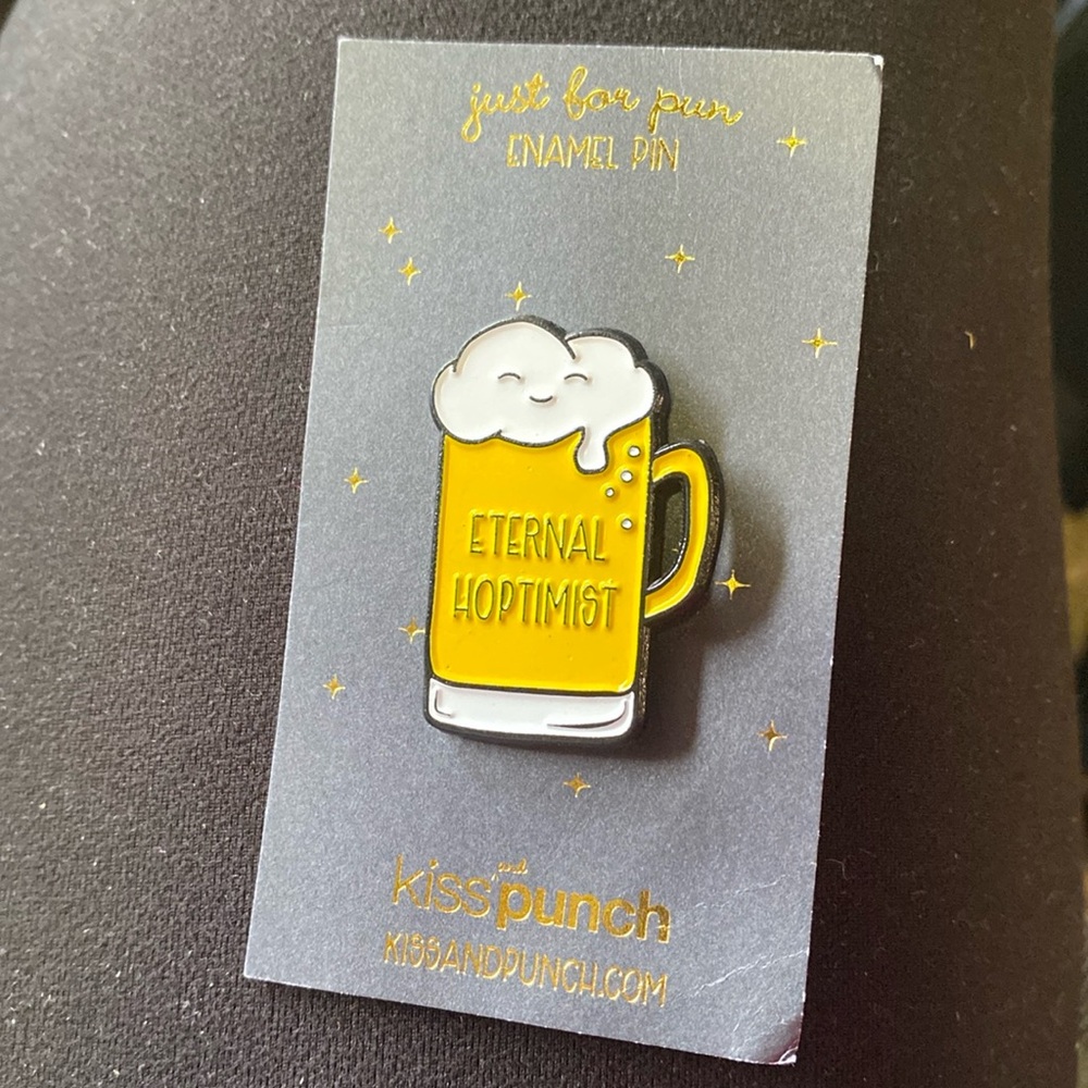 Kiss and Punch enamel pin